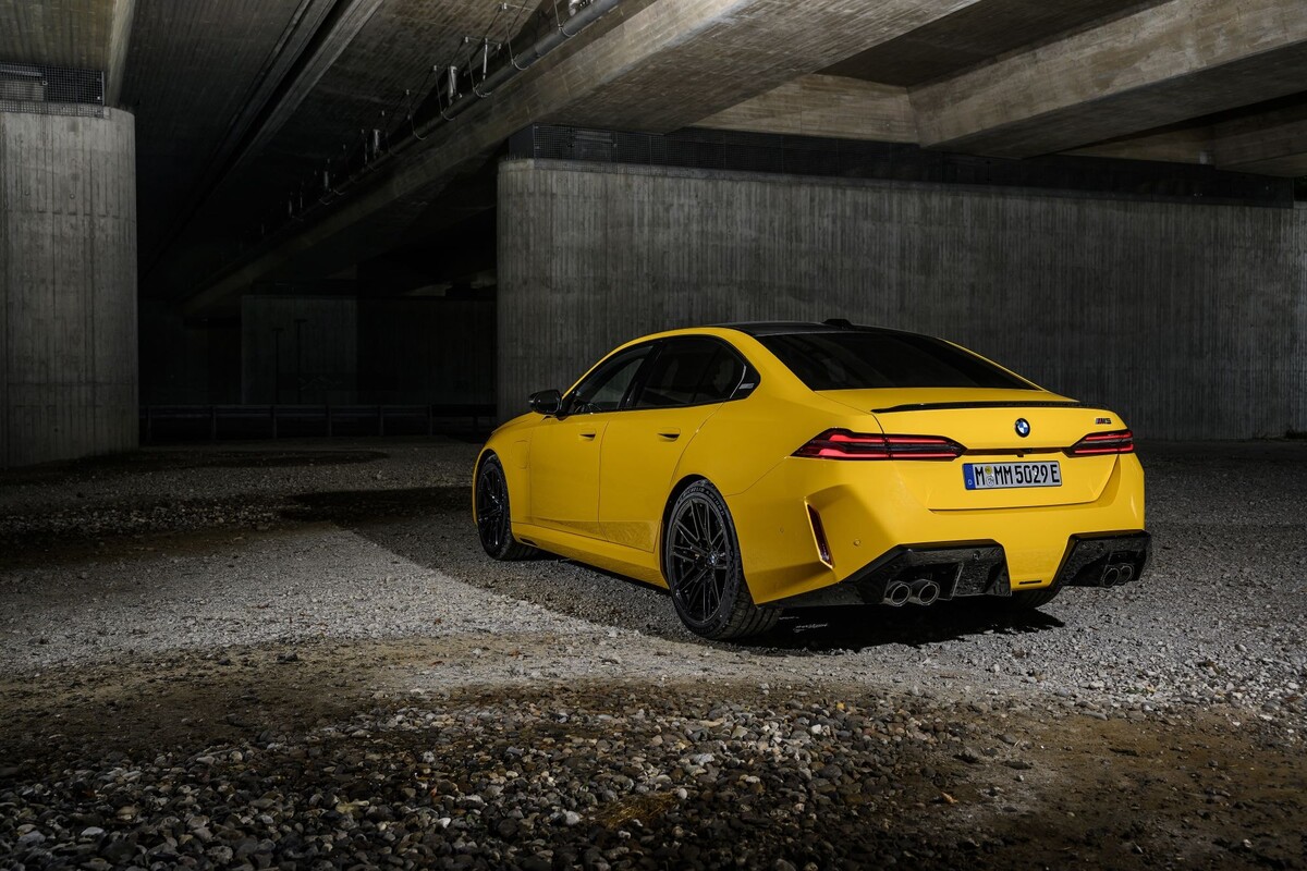 Imponente vista frontal del BMW M5 en un entorno abierto. Imponente vista frontal del BMW M5 en un entorno abierto.