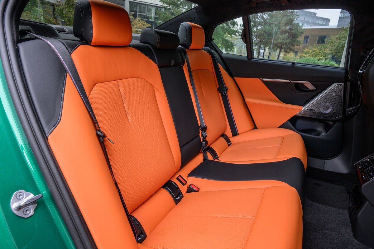 Frontal del BMW M5, destacando su agresivo diseño y color vibrante. Frontal del BMW M5, destacando su agresivo diseño y color vibrante.