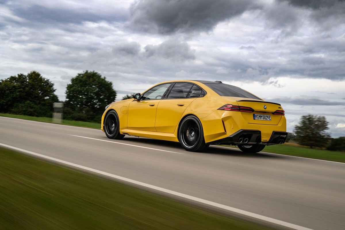 Frontal del BMW M5 en un entorno urbano, reflejando su presencia imponente. Frontal del BMW M5 en un entorno urbano, reflejando su presencia imponente.