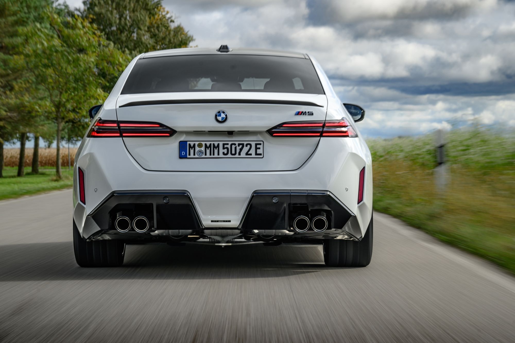 Frontal del BMW M5, combinado con arquitectura moderna.