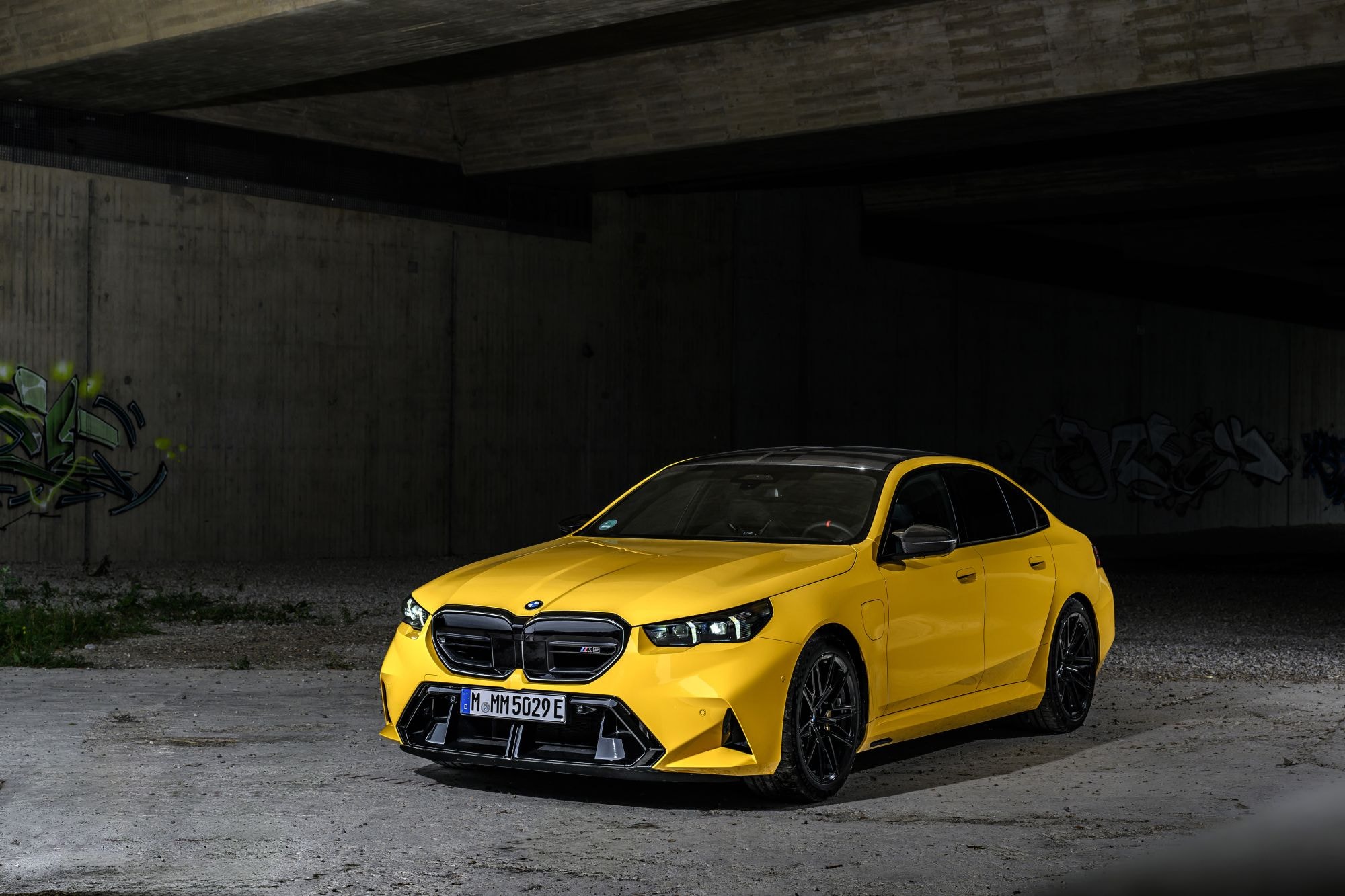 Frontal del BMW M5, resaltando su agresividad en la ciudad.