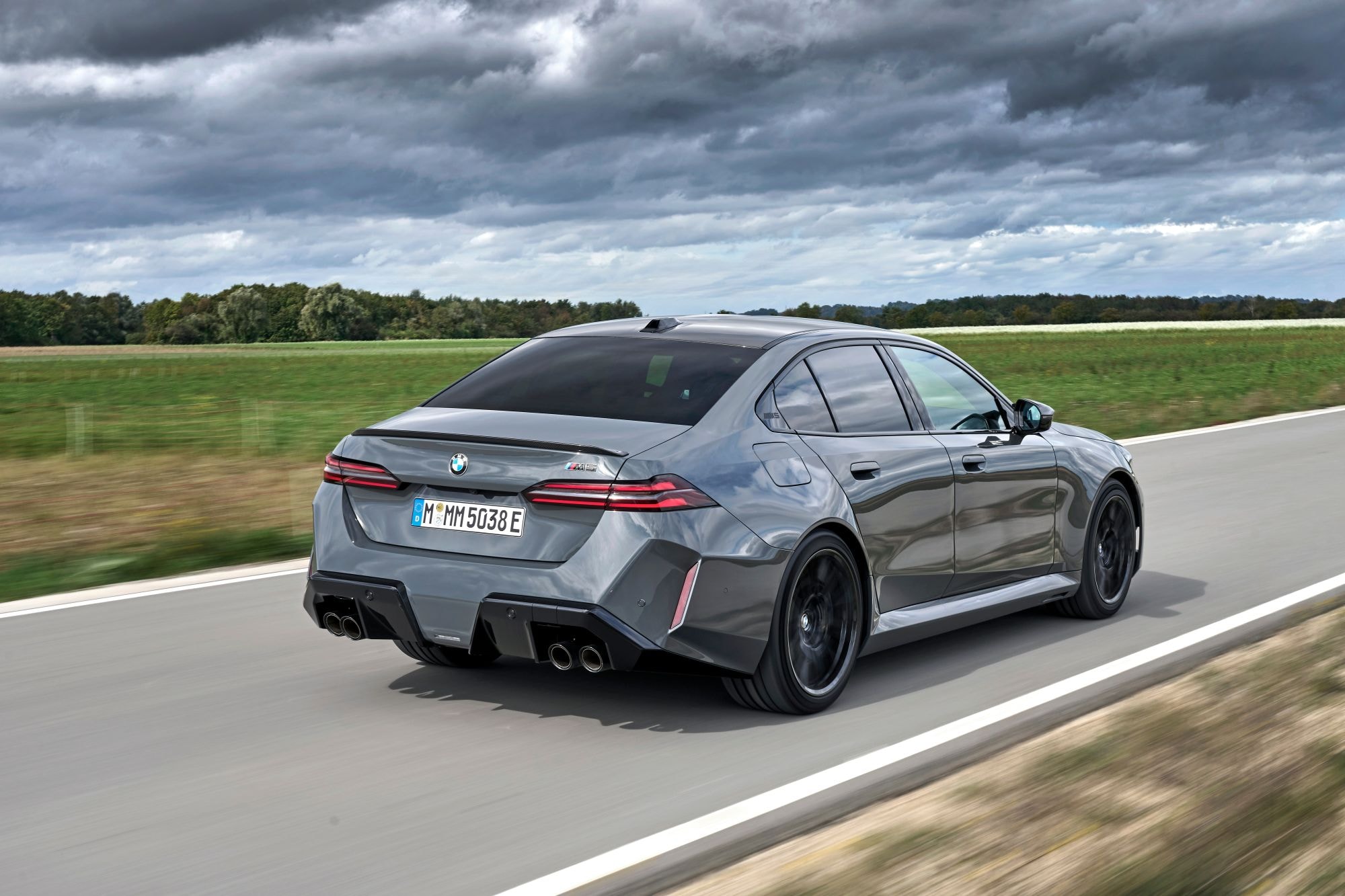 Frontal del BMW M5, destaca su agresivo diseño y parrilla amplia.