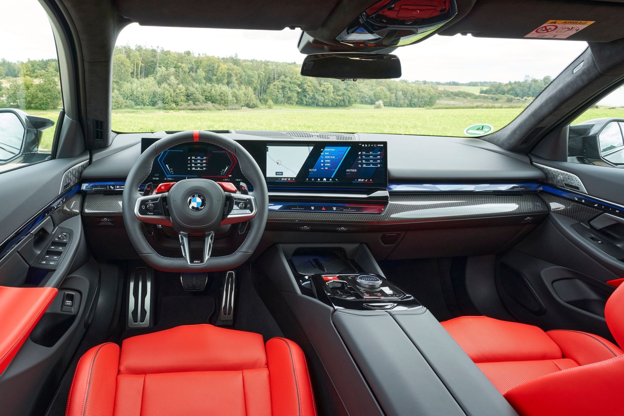 Vista trasera en color gris, resaltando sus salidas de escape deportivas.