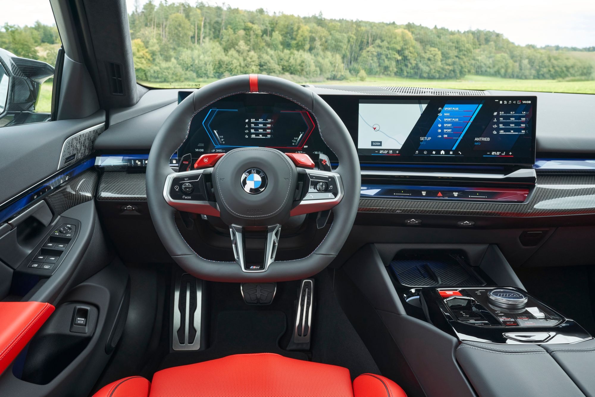 BMW M5 gris en un paisaje rural, destacando su elegancia.