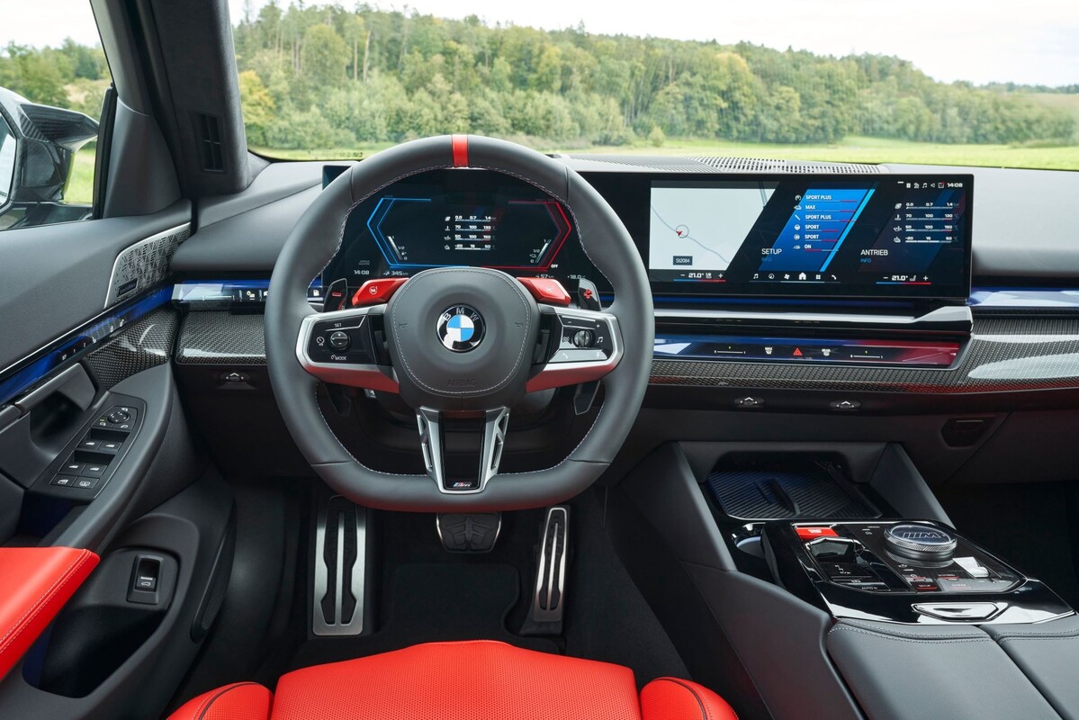 BMW M5 gris en un paisaje rural, destacando su elegancia. BMW M5 gris en un paisaje rural, destacando su elegancia.