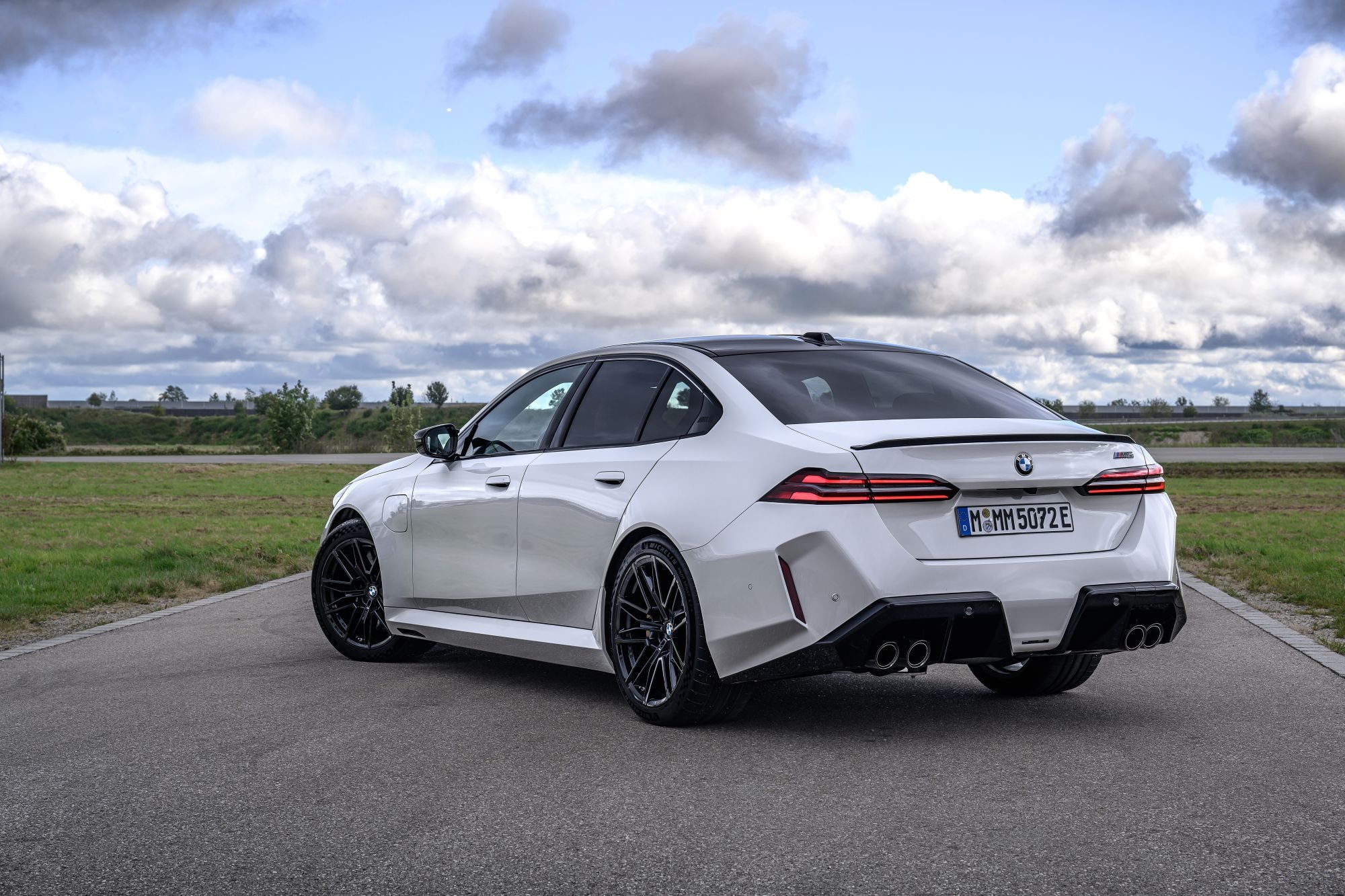 Interior elegante del BMW M5, combinado lujo y tecnología.