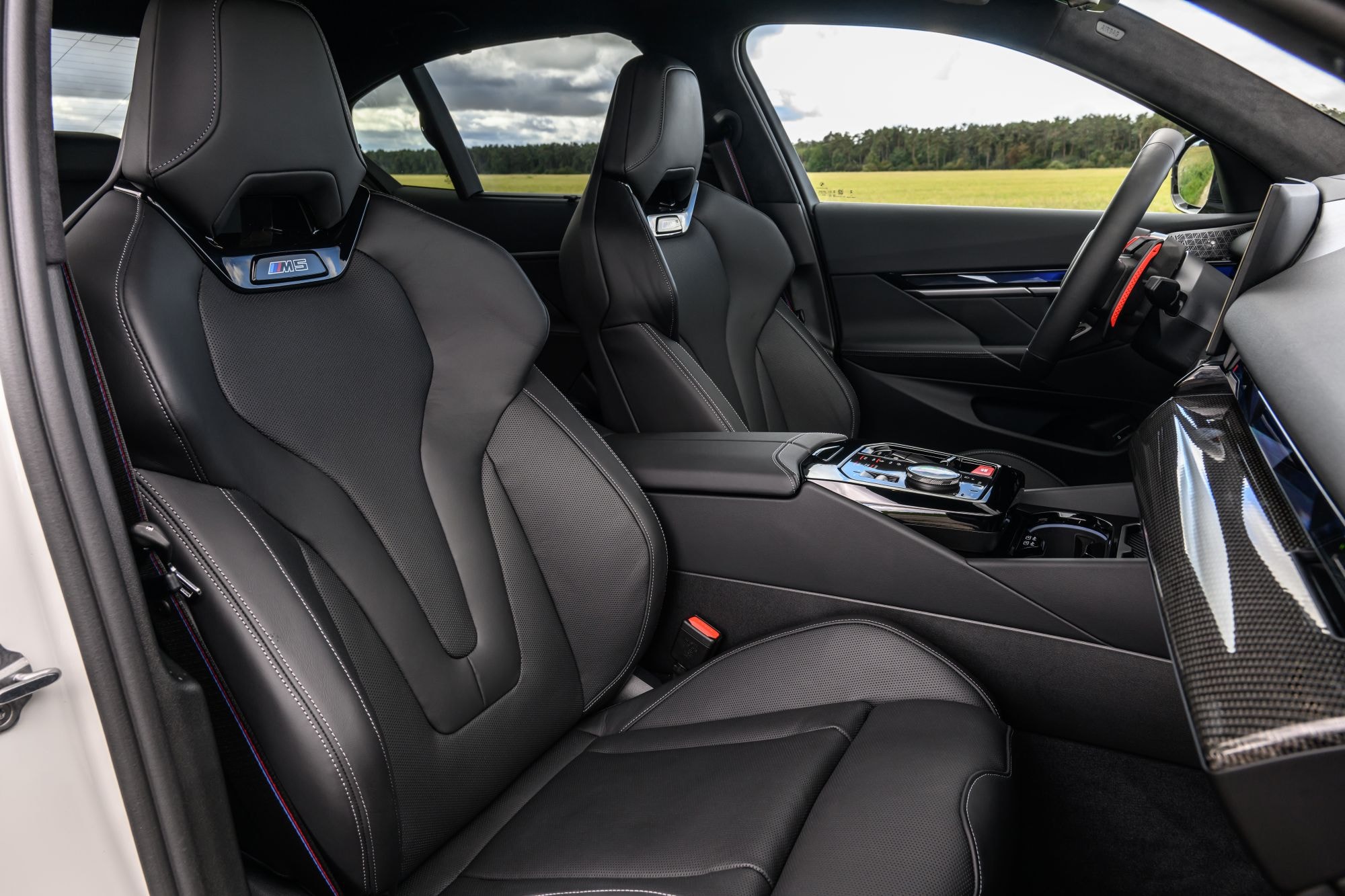 Asientos deportivos del BMW M5, diseñados para confort y soporte.