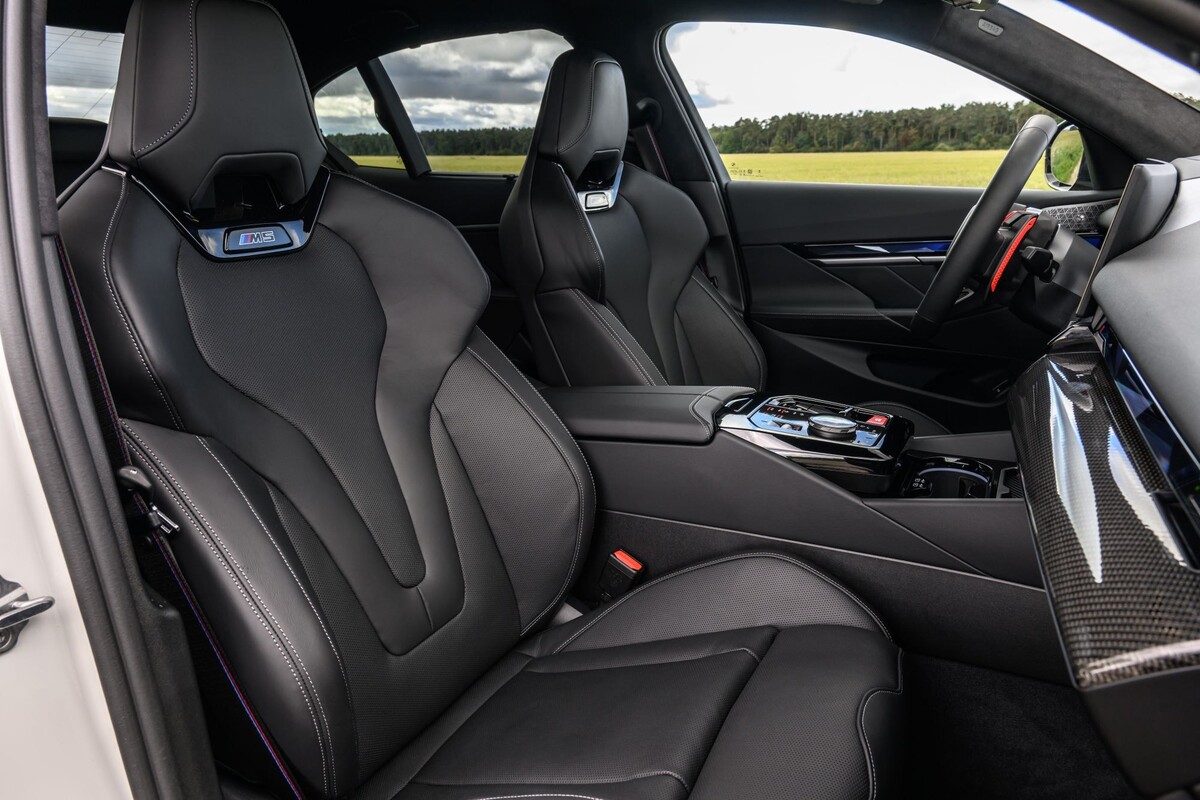 Asientos deportivos del BMW M5, diseñados para confort y soporte. Asientos deportivos del BMW M5, diseñados para confort y soporte.