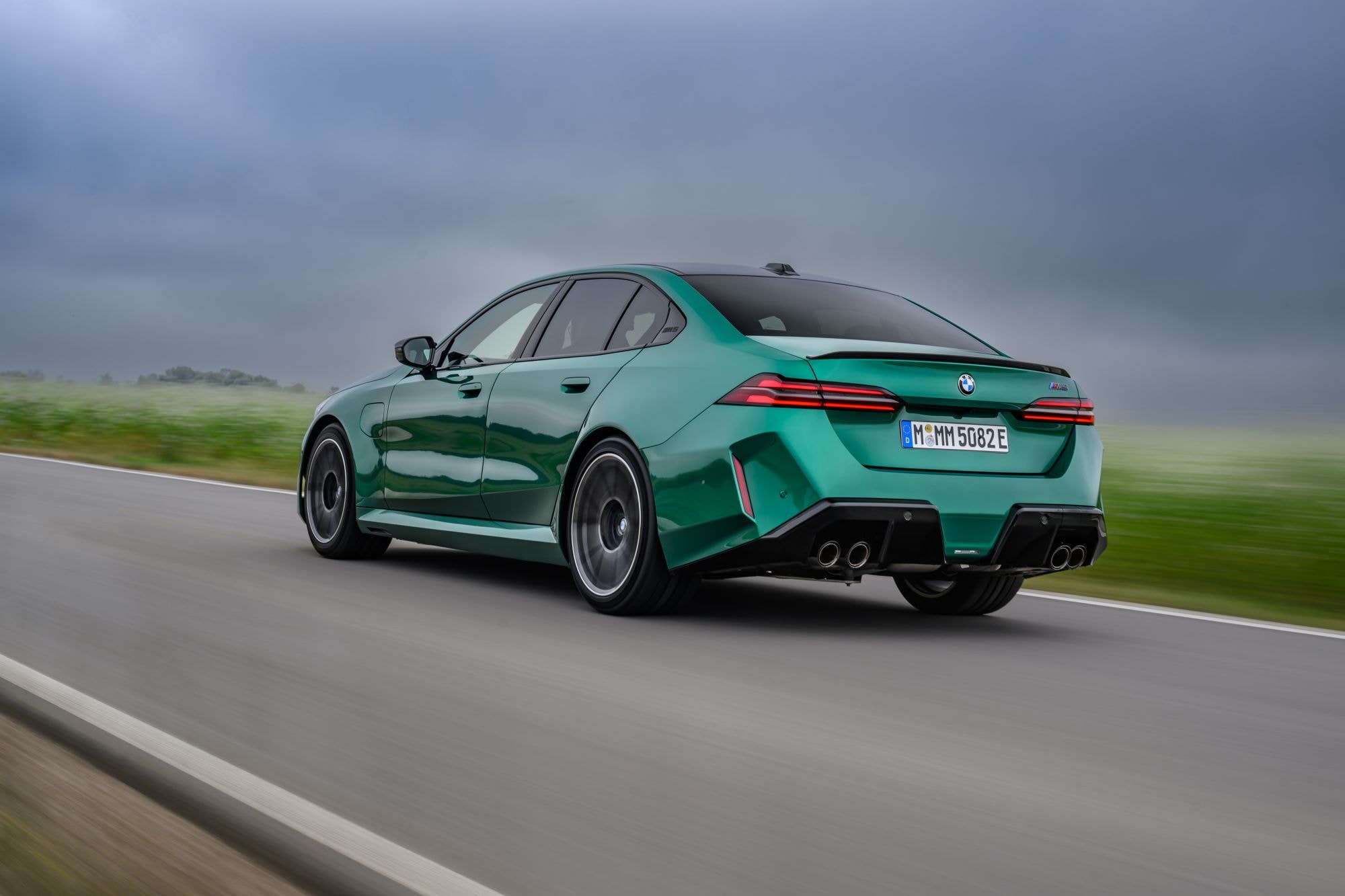 Interior del BMW M5, resaltando sus asientos en naranja y tecnología moderna.