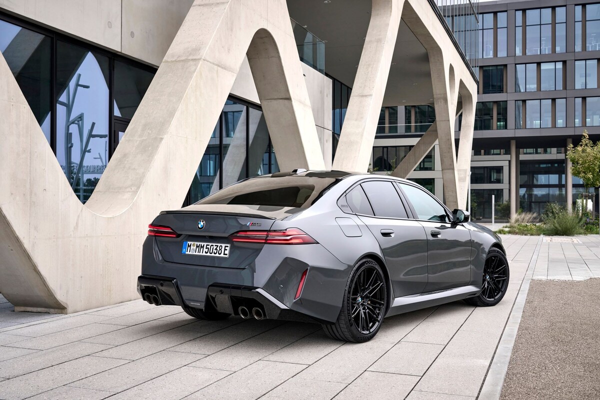 Interior deportivo del BMW M5, con detalles en rojo y tecnología avanzada. Interior deportivo del BMW M5, con detalles en rojo y tecnología avanzada.