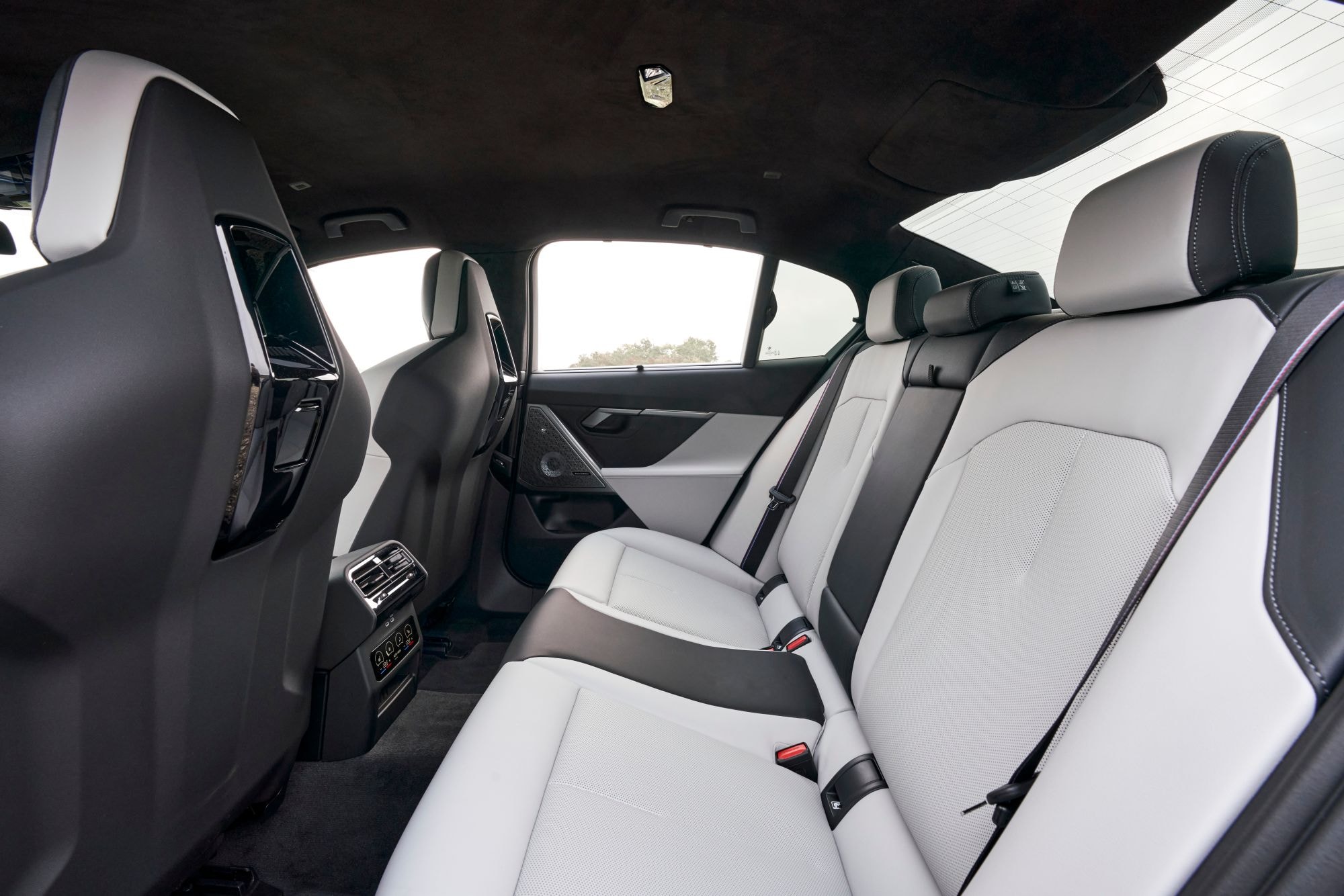 Interior del BMW M5, lujo y tecnología en perfecta armonía.
