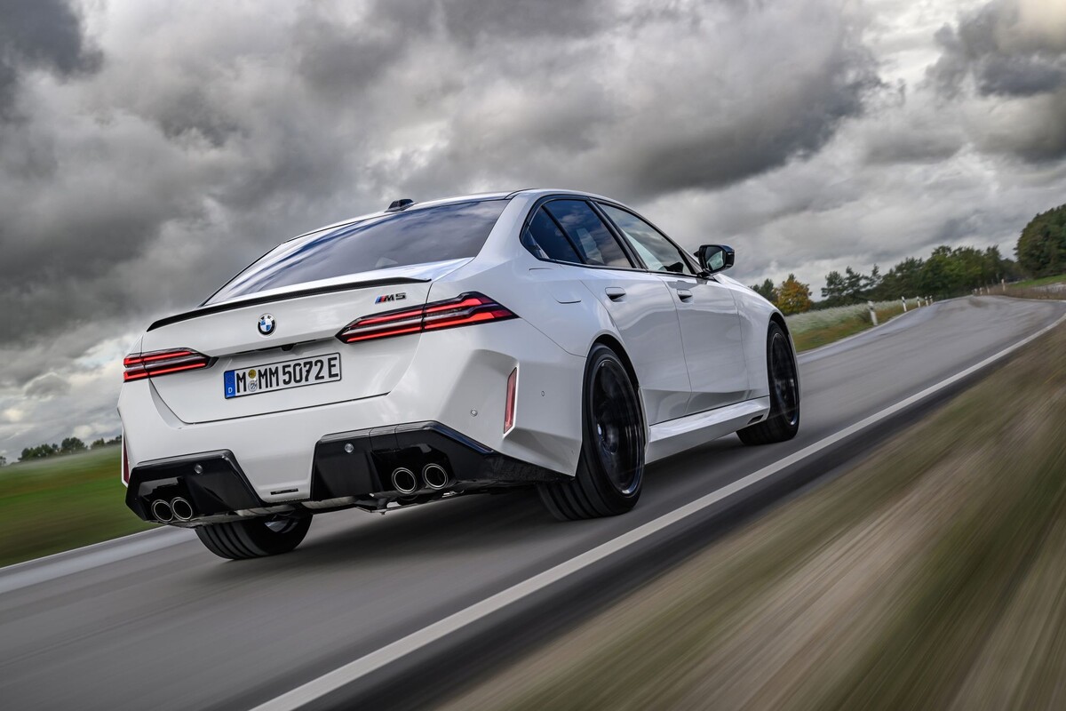 Perfil del BMW M5, reflejando su aerodinámica y elegancia. Perfil del BMW M5, reflejando su aerodinámica y elegancia.