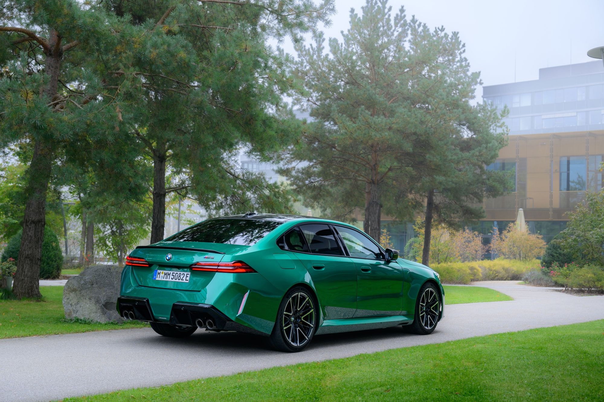 Perfil lateral del BMW M5, mostrando su línea elegante y atlética.