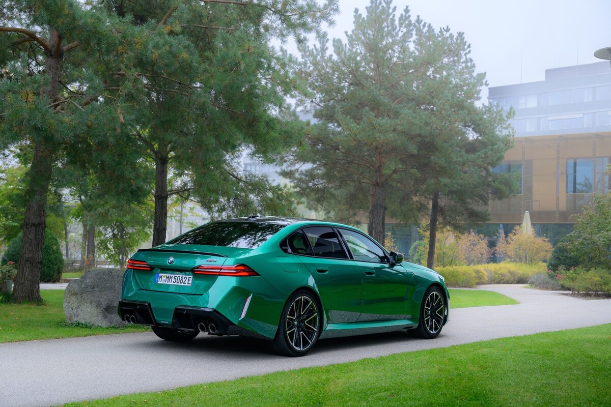 Perfil lateral del BMW M5, mostrando su línea elegante y atlética. Perfil lateral del BMW M5, mostrando su línea elegante y atlética.