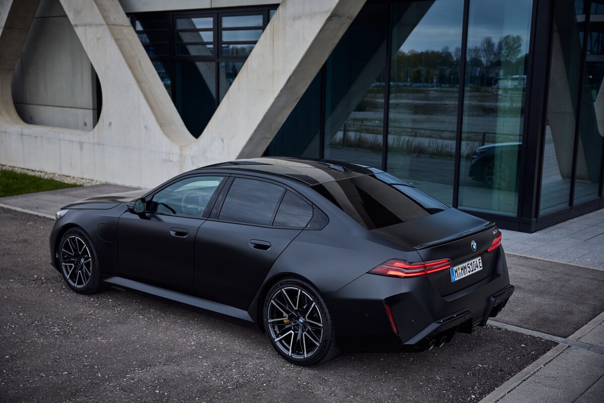 BMW M5 en marcha, muestra su dinamismo y diseño de alto rendimiento. BMW M5 en marcha, muestra su dinamismo y diseño de alto rendimiento.