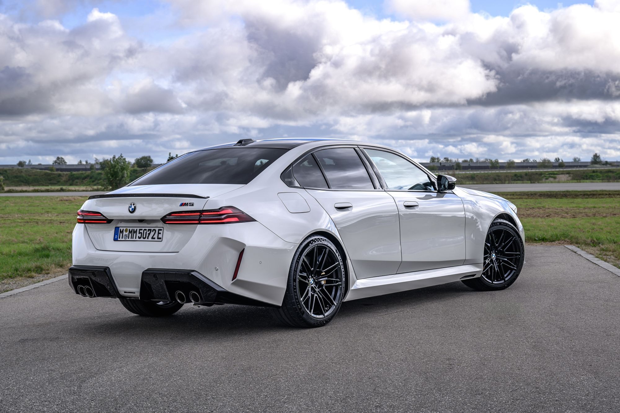 Lateral del BMW M5 en color negro, destacando su elegancia y deportividad.