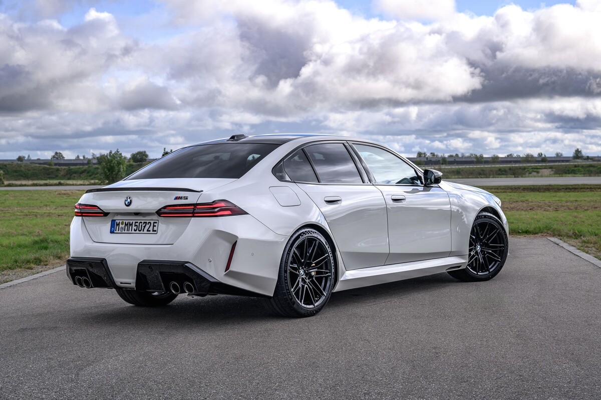 Lateral del BMW M5 en color negro, destacando su elegancia y deportividad. Lateral del BMW M5 en color negro, destacando su elegancia y deportividad.