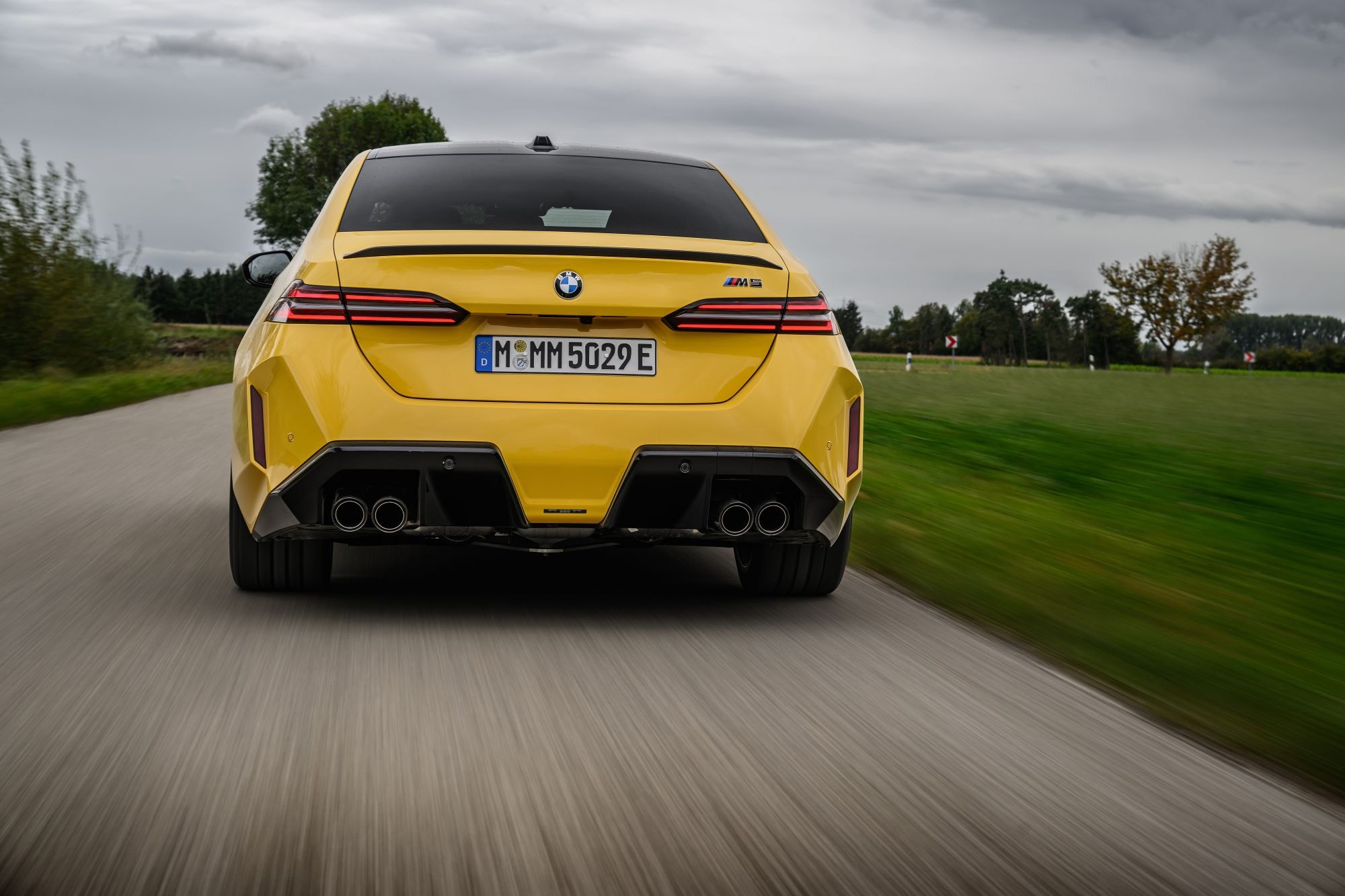 Combinación de elegancia y agresividad en el BMW M5 de noche.