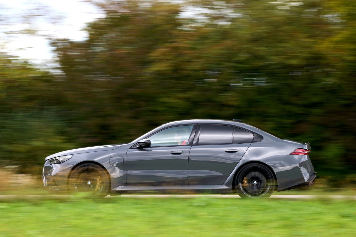 Perfil del BMW M5, enfatiza su aerodinámica y líneas fluidas. Perfil del BMW M5, enfatiza su aerodinámica y líneas fluidas.
