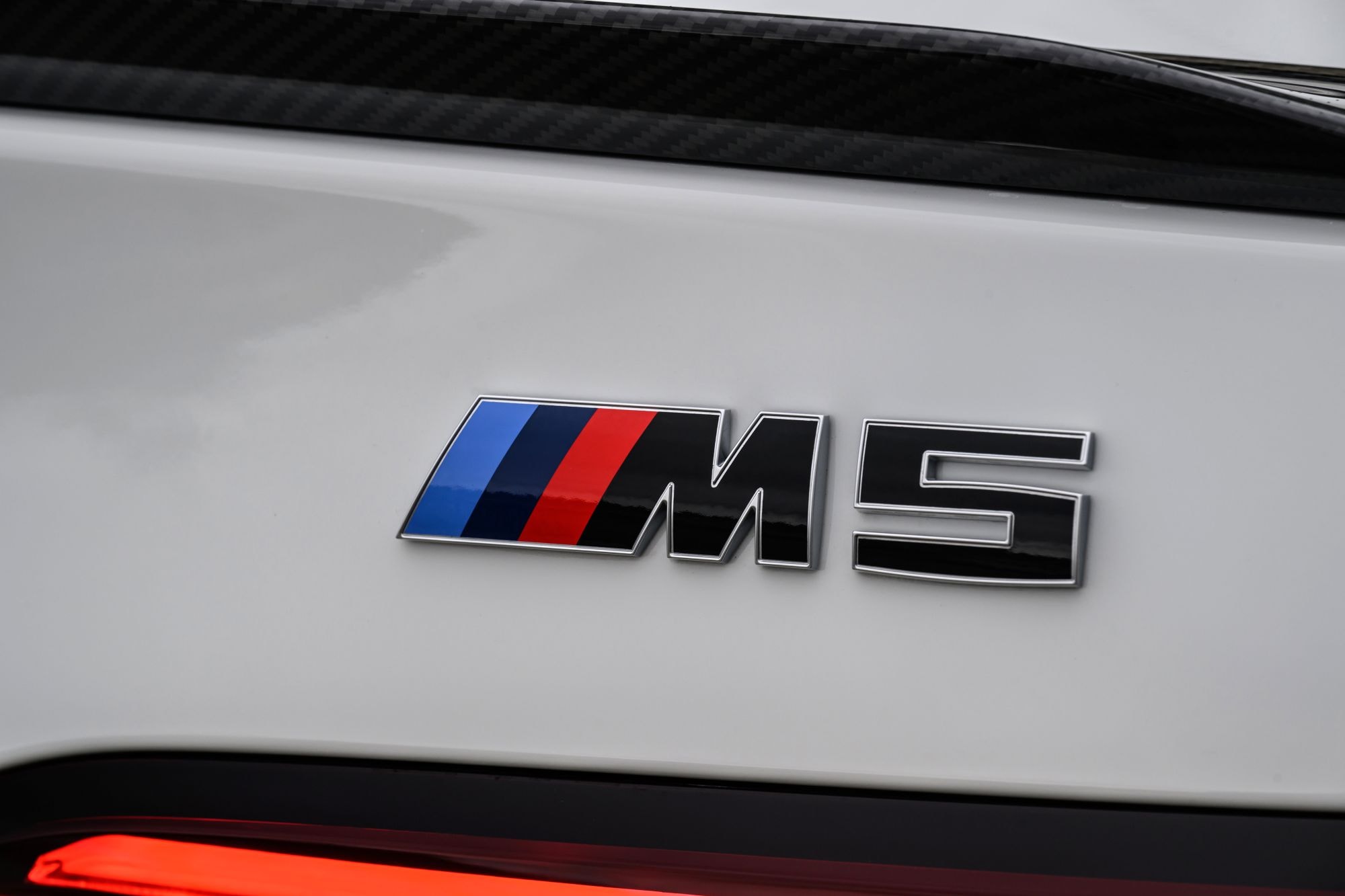 Detalle del logotipo M5, símbolo de rendimiento y exclusividad.