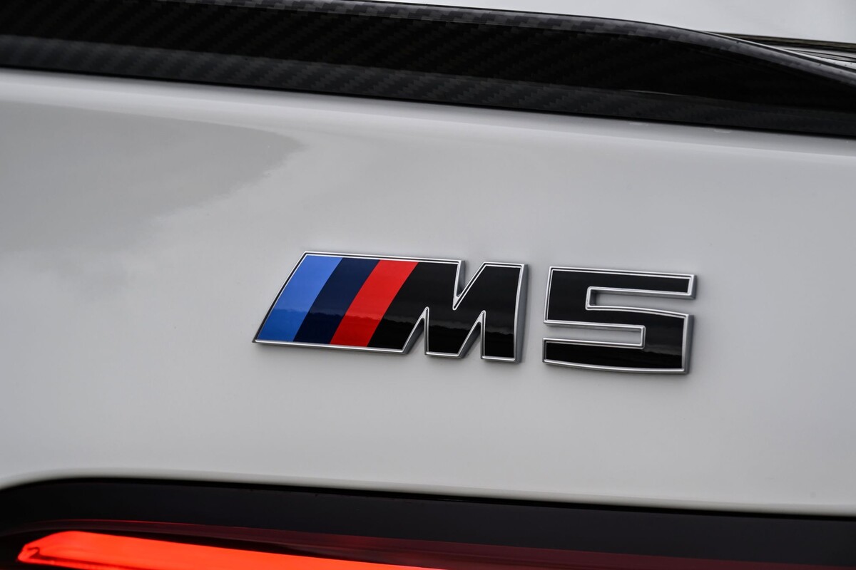 Detalle del logotipo M5, símbolo de rendimiento y exclusividad. Detalle del logotipo M5, símbolo de rendimiento y exclusividad.