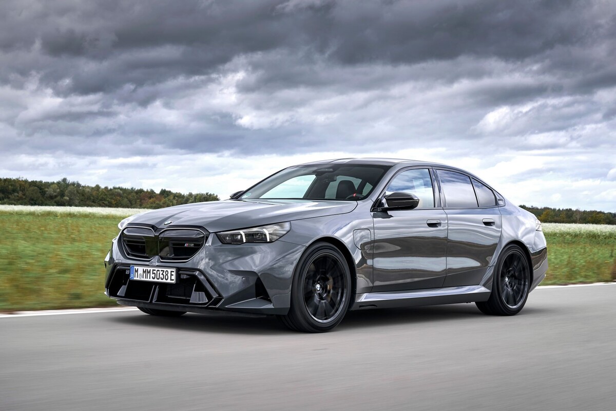 BMW M5 en movimiento, combina elegancia y potencia en su silueta. BMW M5 en movimiento, combina elegancia y potencia en su silueta.