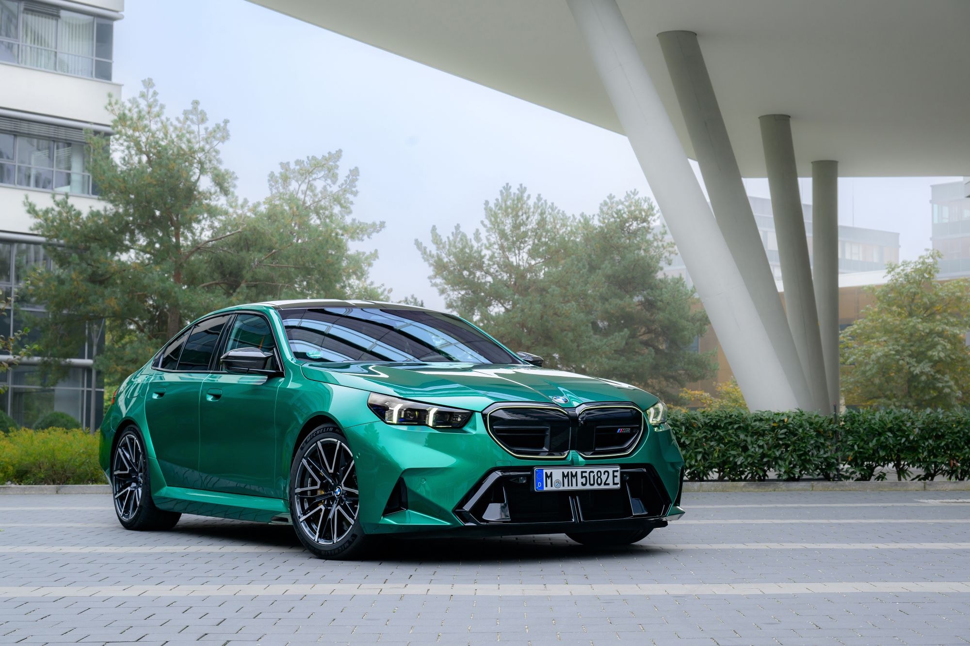 Vista lateral del BMW M5 que resalta su diseño audaz y dinámico.