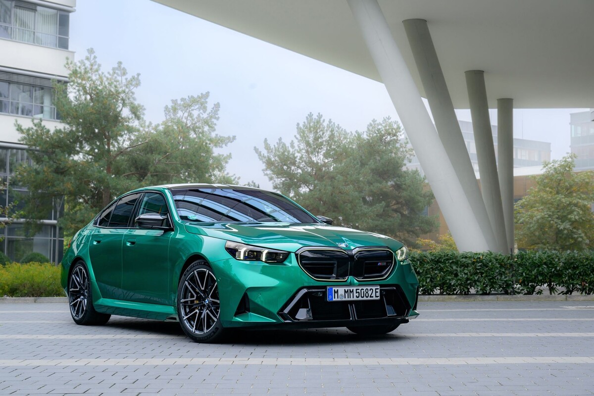 Vista lateral del BMW M5 que resalta su diseño audaz y dinámico. Vista lateral del BMW M5 que resalta su diseño audaz y dinámico.