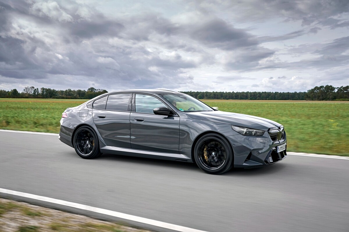 Vista trasera del BMW M5, con salidas de escape duales y un diseño elegante. Vista trasera del BMW M5, con salidas de escape duales y un diseño elegante.