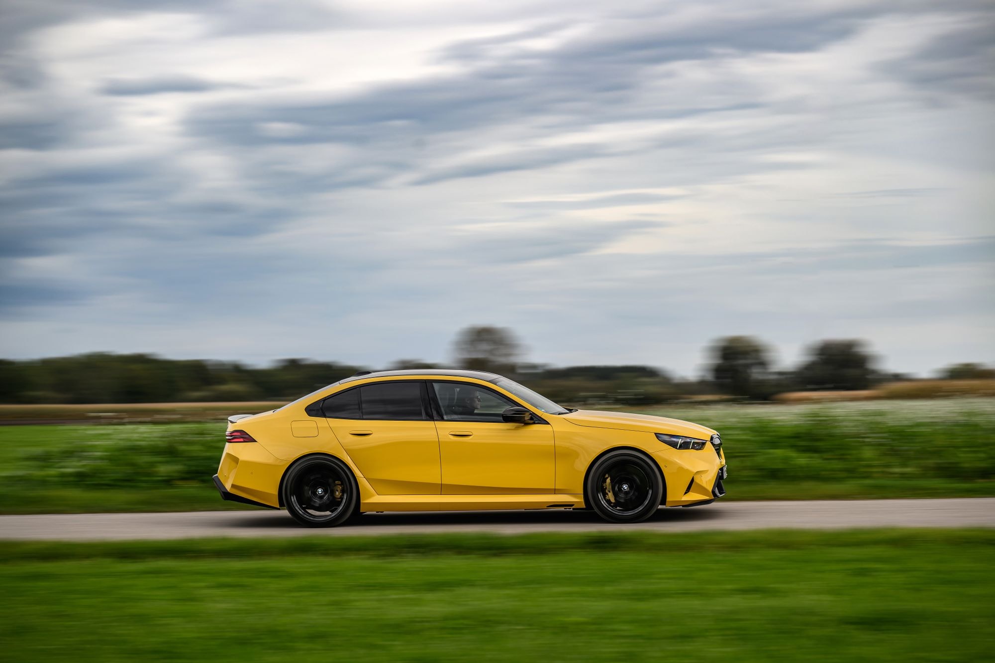 Vista frontal del BMW M5 bajo una iluminación dramática.