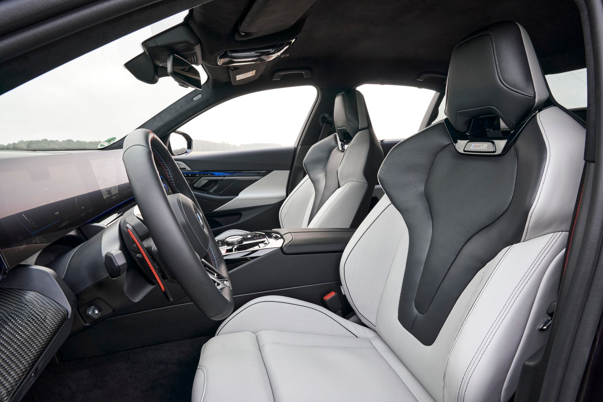 Combinación de elegancia y deportividad en la parte trasera.