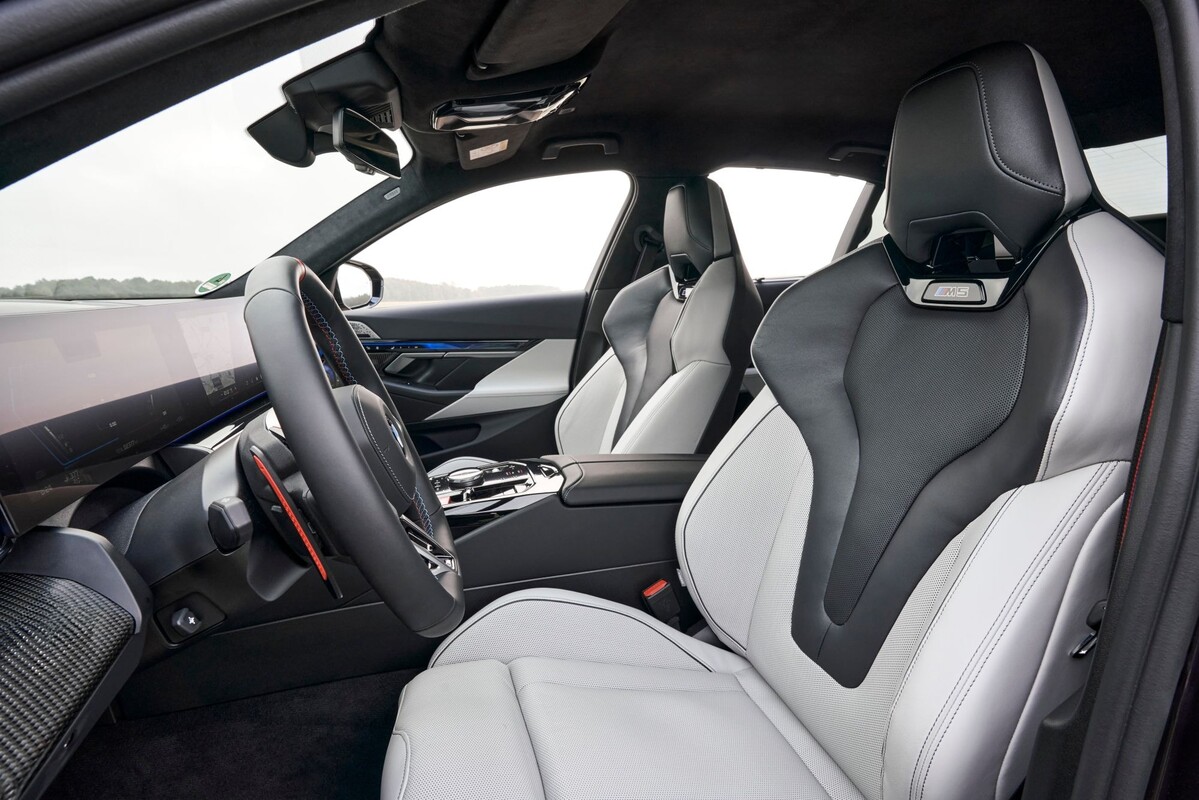 Combinación de elegancia y deportividad en la parte trasera. Combinación de elegancia y deportividad en la parte trasera.