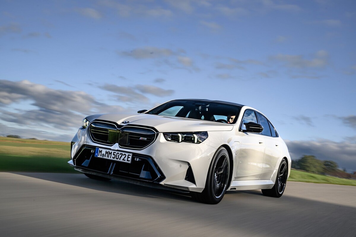 Vista trasera en movimiento del BMW M5, capturando su dinamismo. Vista trasera en movimiento del BMW M5, capturando su dinamismo.