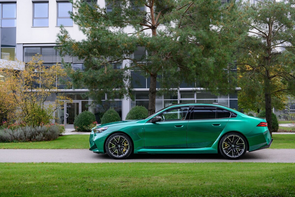 Vista trasera del BMW M5, con detalles aerodinámicos marcados. Vista trasera del BMW M5, con detalles aerodinámicos marcados.
