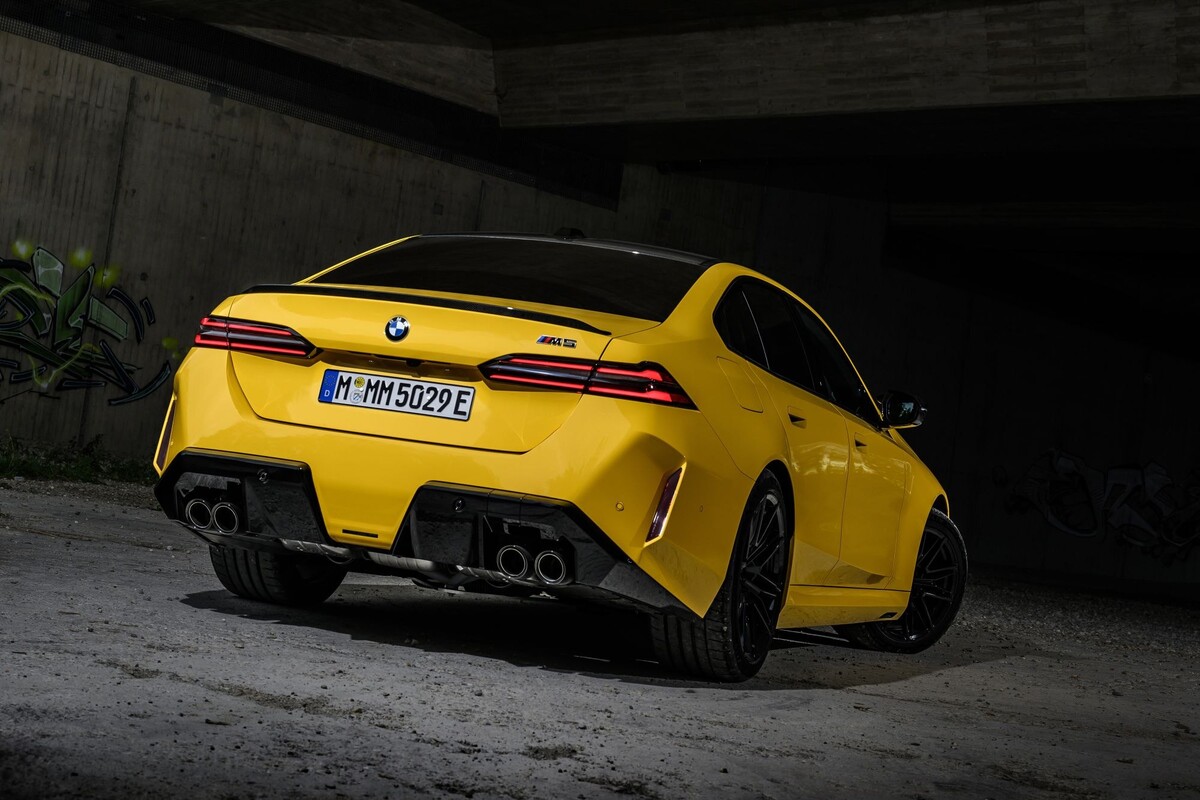 Vista trasera del BMW M5, destacando su diseño dinámico y deportivo. Vista trasera del BMW M5, destacando su diseño dinámico y deportivo.