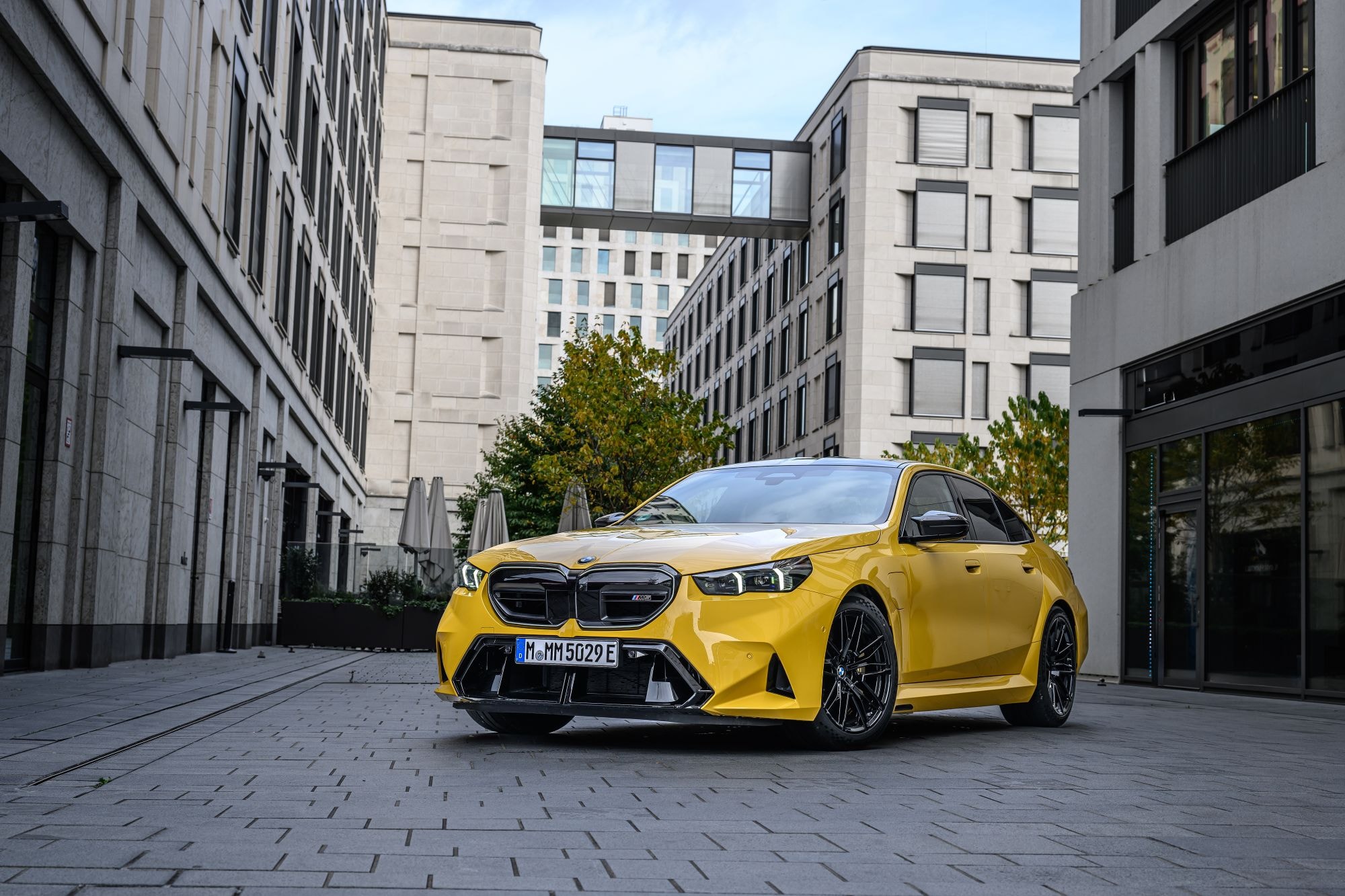 Detalle del faro trasero del BMW M5 en color amarillo, resaltando su estilo.