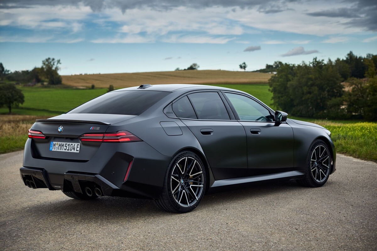 Vista posterior del BMW M5 en gris, enfatizando sus características aerodinámicas. Vista posterior del BMW M5 en gris, enfatizando sus características aerodinámicas.