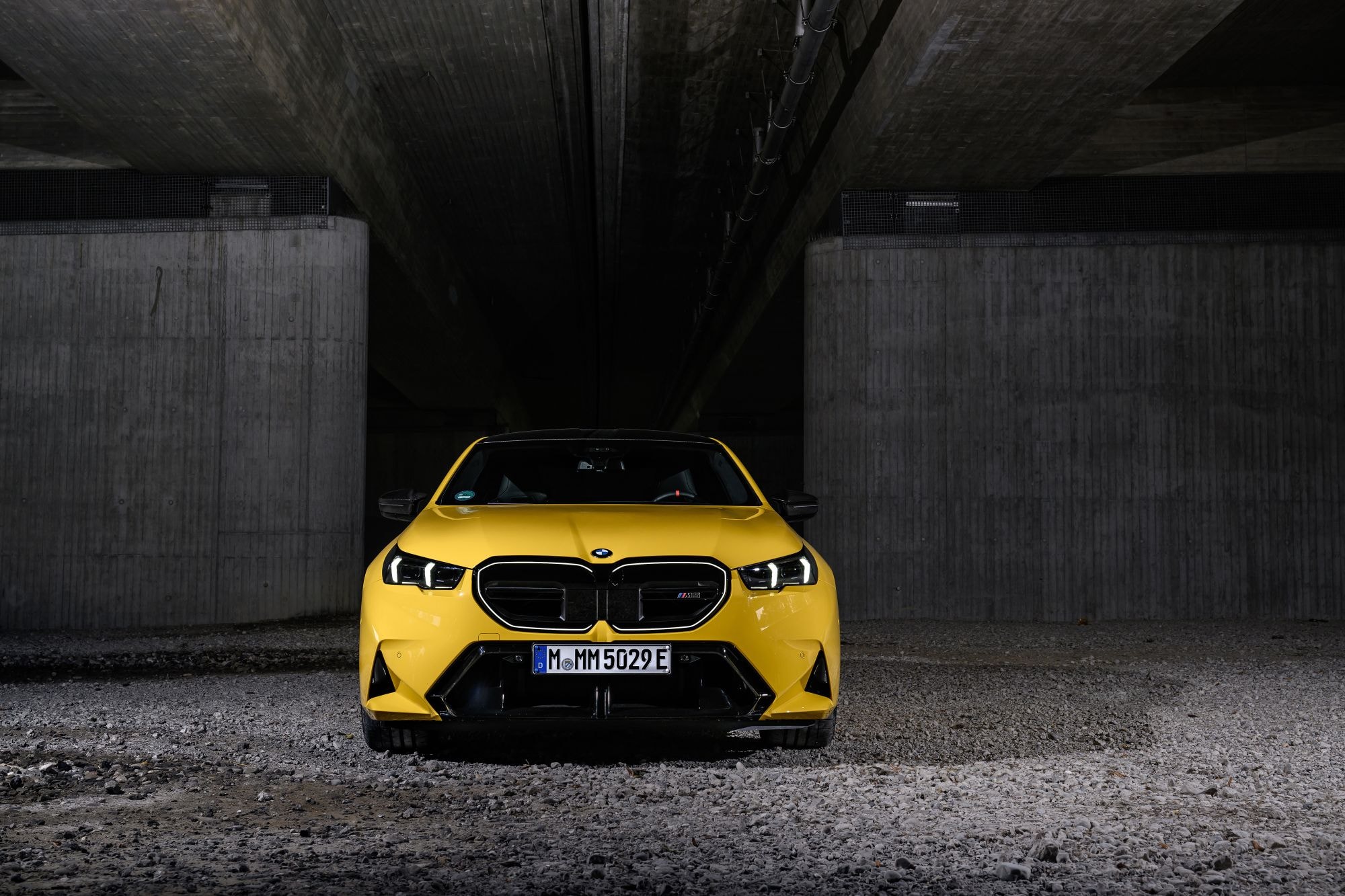 Diseño trasero del BMW M5 en un entorno urbano oscuro.