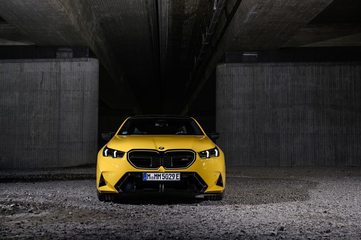 Diseño trasero del BMW M5 en un entorno urbano oscuro. Diseño trasero del BMW M5 en un entorno urbano oscuro.