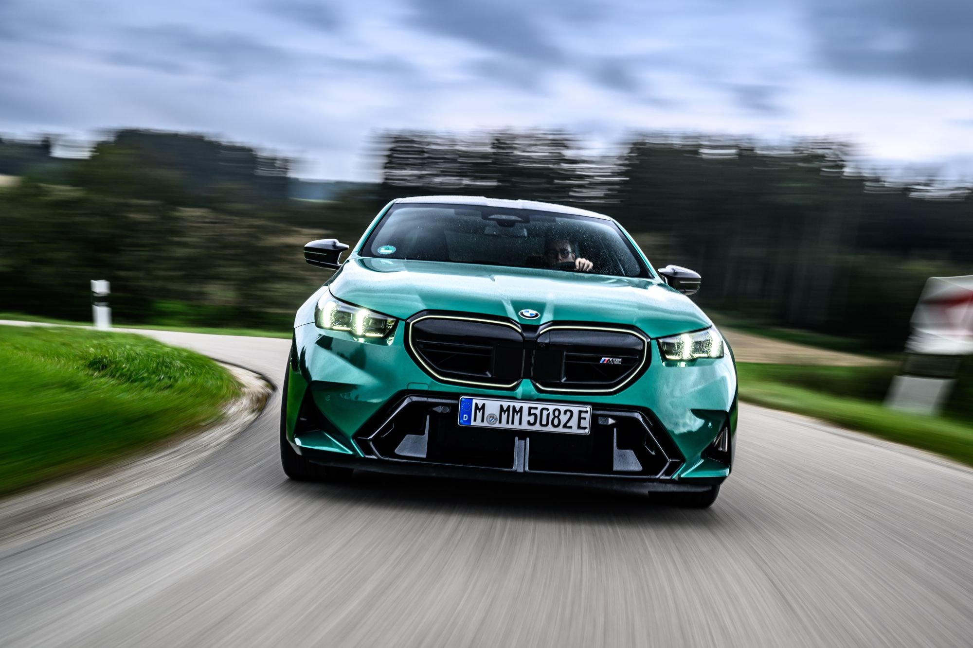 Vista trasera del BMW M5, mostrando su potente diseño y acabados.