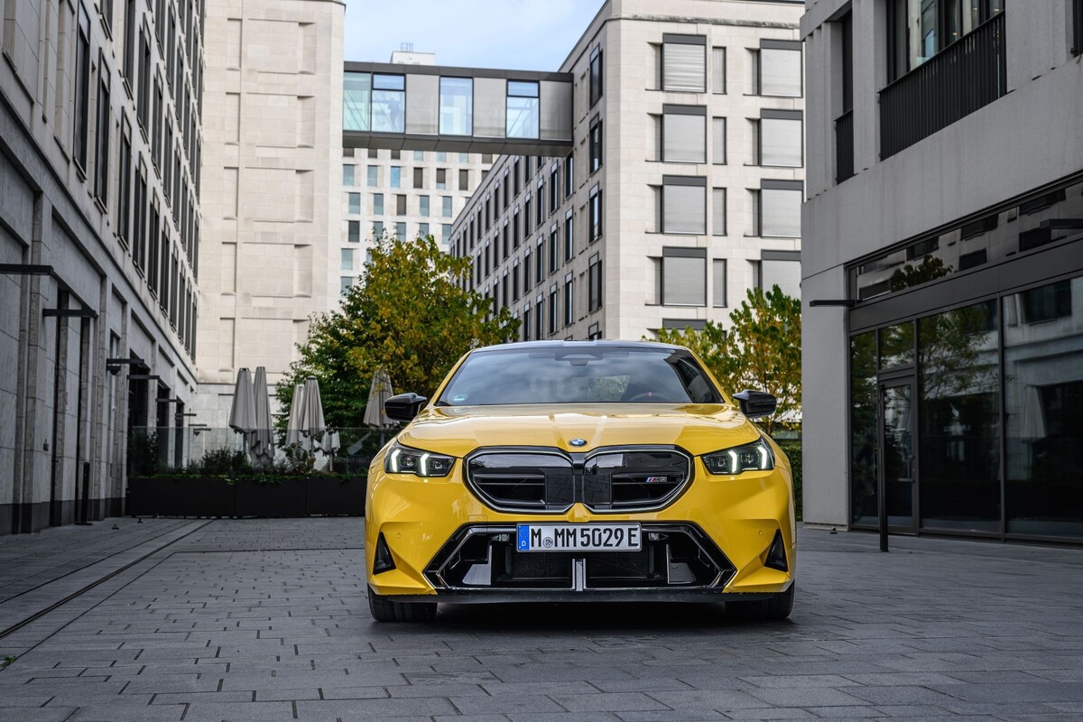 Estilizado BMW M5 estacionado en un elegante entorno urbano. Estilizado BMW M5 estacionado en un elegante entorno urbano.