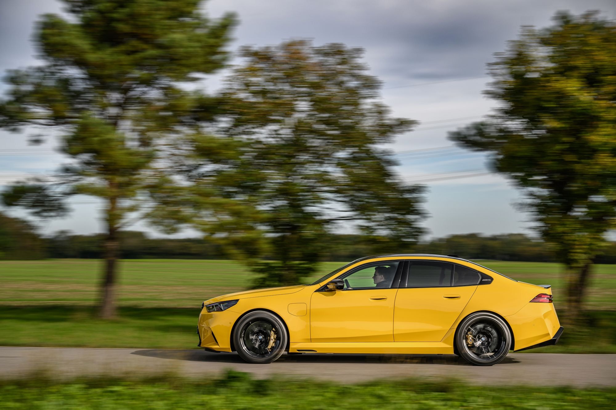 Vibrante vista trasera del BMW M5 en movimiento.