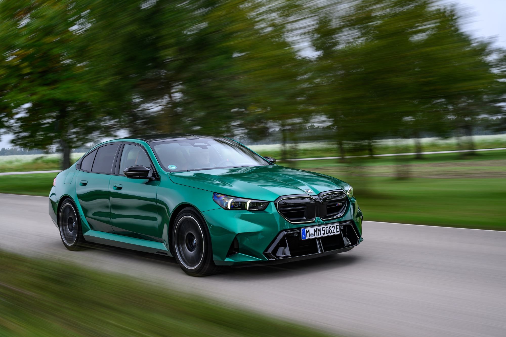 BMW M5 en color verde, resaltando su diseño deportivo.