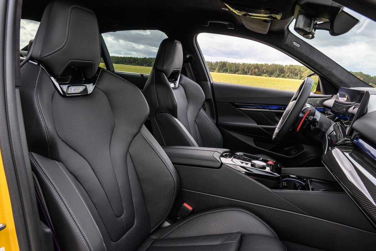 Detalles del umbral de acceso del BMW M5, elegancia y marca M. Detalles del umbral de acceso del BMW M5, elegancia y marca M.