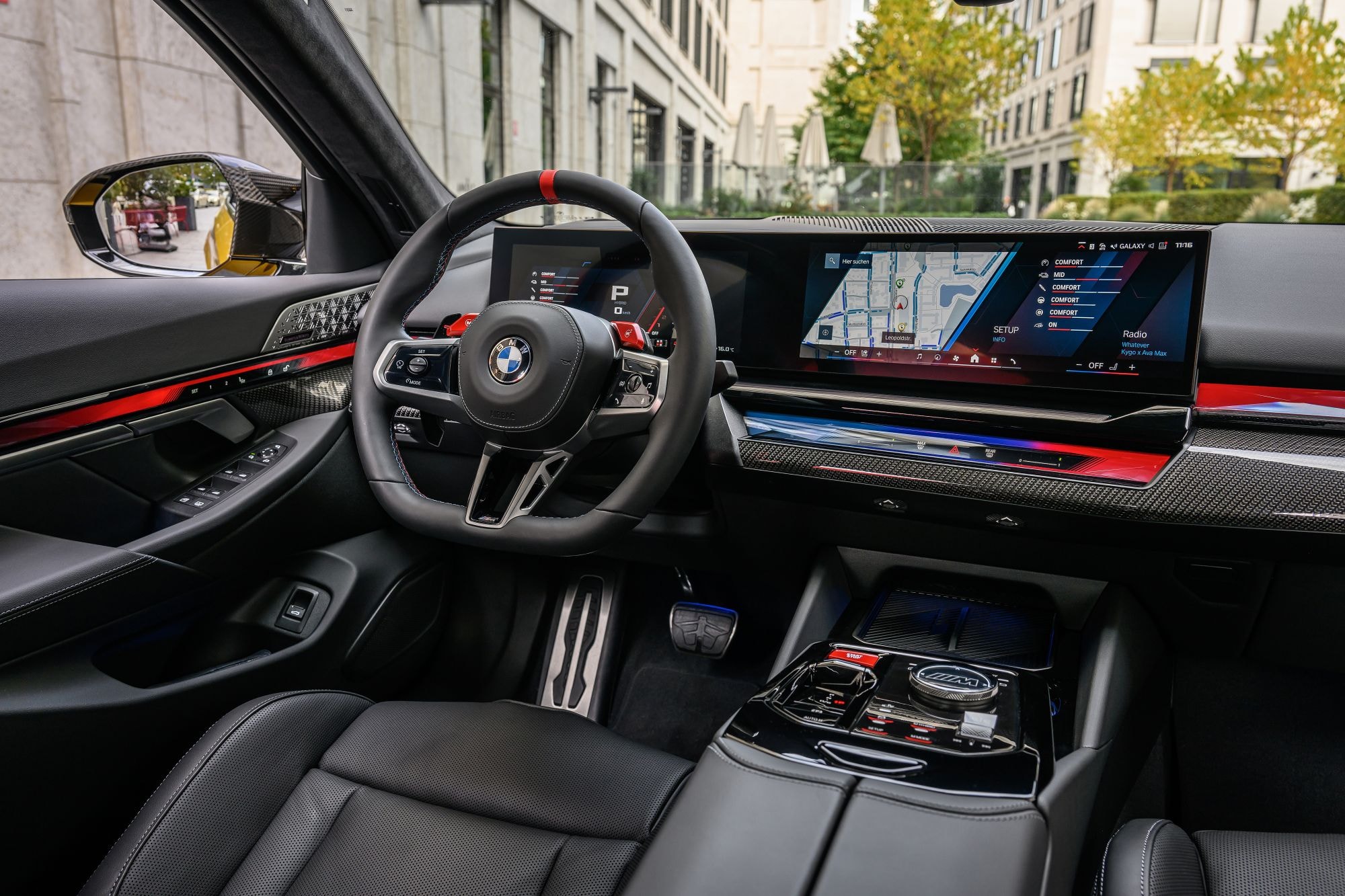 Asientos deportivos en el interior del BMW M5, comodidad y estilo.