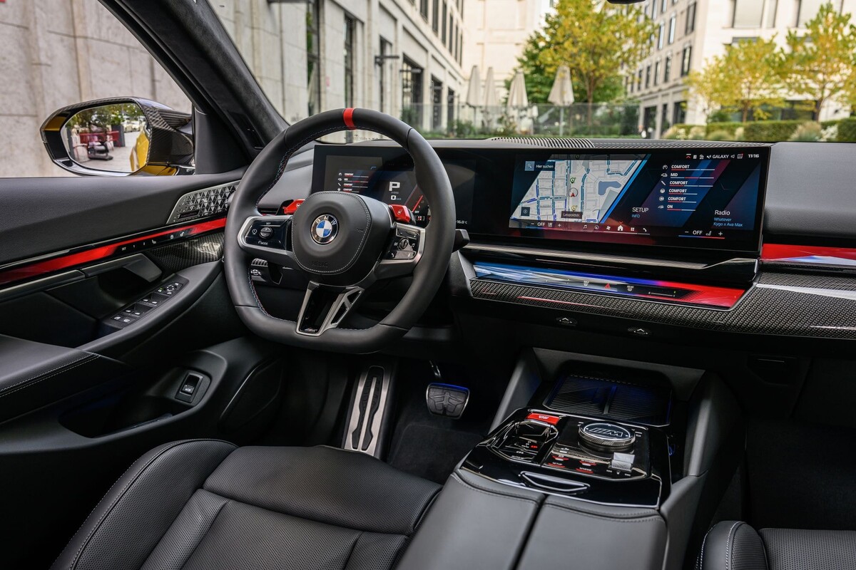 Asientos deportivos en el interior del BMW M5, comodidad y estilo. Asientos deportivos en el interior del BMW M5, comodidad y estilo.