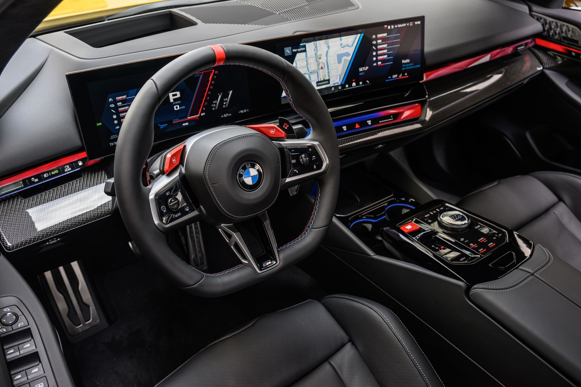 Espacio trasero del BMW M5, muestra de lujo y confort.