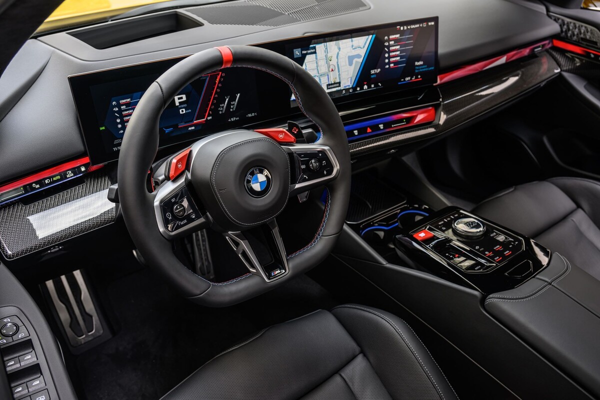 Espacio trasero del BMW M5, muestra de lujo y confort. Espacio trasero del BMW M5, muestra de lujo y confort.