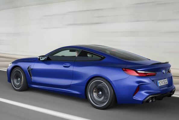 Lateral del M8 Coupé capturando su dinamismo y diseño aerodinámico. Lateral del M8 Coupé capturando su dinamismo y diseño aerodinámico.