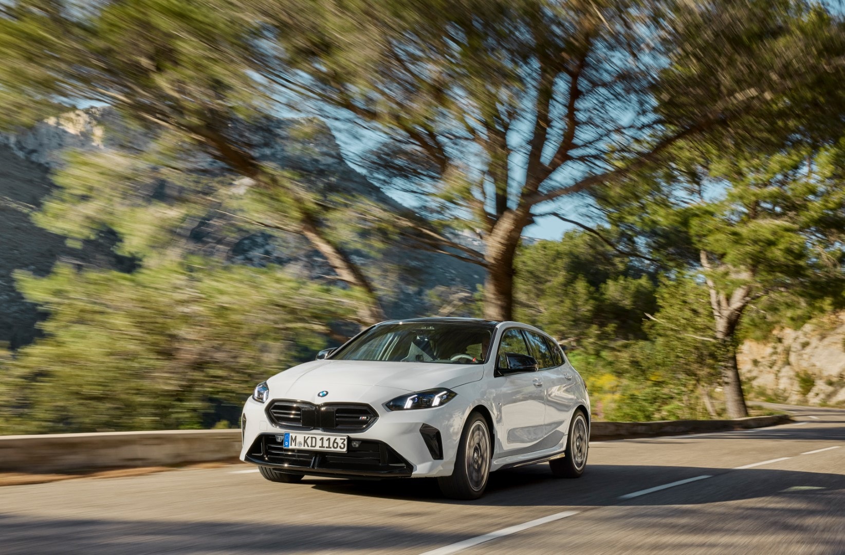 BMW Serie 1 en acción, enfatizando su carácter deportivo y su aerodinámica.